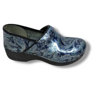 Dansko XP 2.0 Clogs Women’s 39 Blue White Paisley Glossy Leather Slip On Shoes
